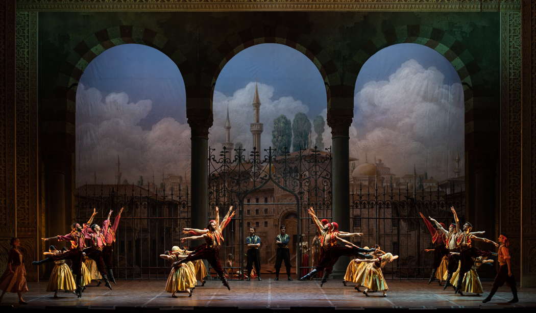 A scene from Opera di Roma's 'Il Corsaro'. Photo © 2022 Fabrizio Sansoni