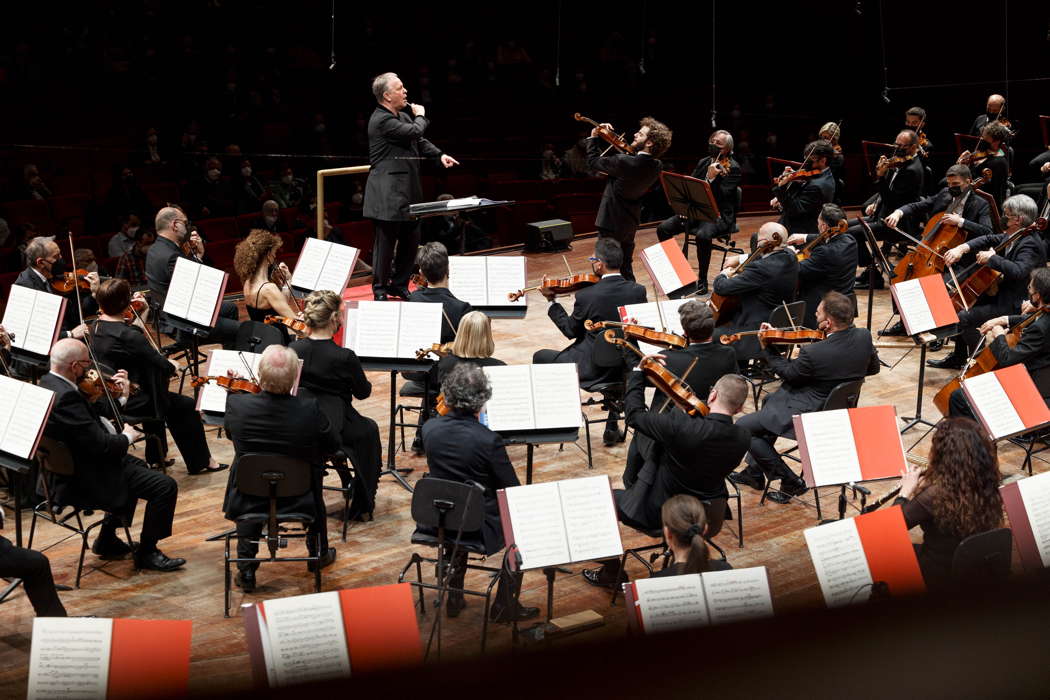 Emmanuel Tjeknavorian, Sakari Oramo and the Orchestra dell'Accademia Nazionale di Santa Cecilia at the Auditorium Parco della Musica in Rome on 28 April 2022. Photo © 2022 Musacchio; Ianniello & Pasqualini