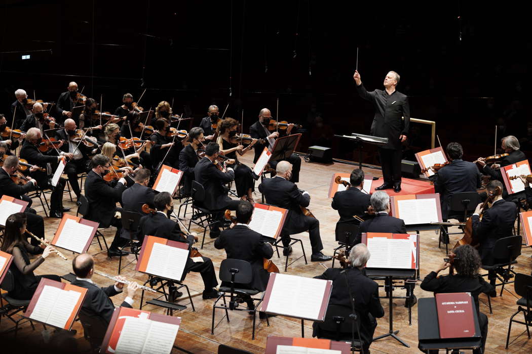Sakari Oramo and the Orchestra dell'Accademia Nazionale di Santa Cecilia performing at the Auditorium Parco della Musica in Rome on 28 April 2022. Photo © 2022 Musacchio; Ianniello & Pasqualini