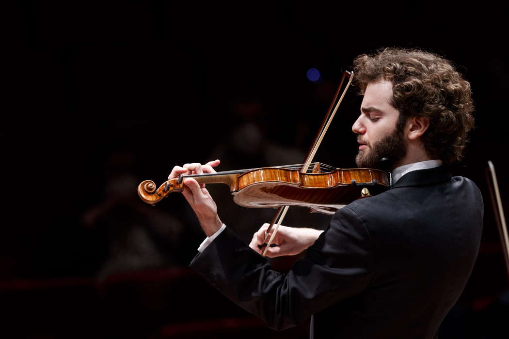 Emmanuel Tjeknavorian playing with the Orchestra dell'Accademia Nazionale di Santa Cecilia in Rome on 28 April 2022. Photo © 2022 Musacchio; Ianniello & Pasqualini