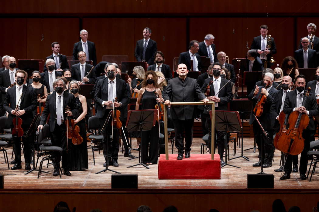 Jaap van Zweden and members of the Orchestra dell'Accademia Nazionale di Santa Cecilia in Rome. Photo © 2022 Musacchio, Ianniello & Pasqualini