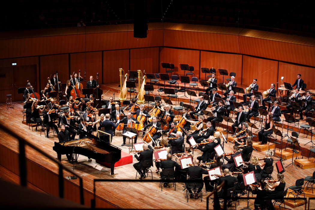 Paul Lewis, Daniel Harding and the Orchestra dell'Academia di Santa Cecilia performing Grieg's Piano Concerto. Photo © 2022 Musacchio, Ianniello & Pasqualini