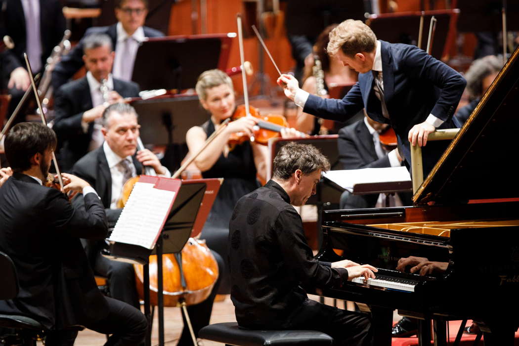 Paul Lewis, Daniel Harding and the Orchestra dell'Academia di Santa Cecilia performing Grieg's Piano Concerto. Photo © 2022 Musacchio, Ianniello & Pasqualini