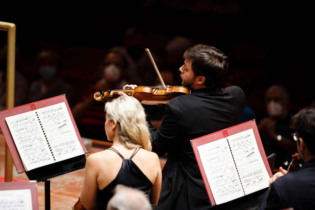 Andrea Obiso performing one of the violin solos in Richard Strauss' 'Ein Heldenleben'. Photo © 2022 Musacchio, Ianniello & Pasqualini