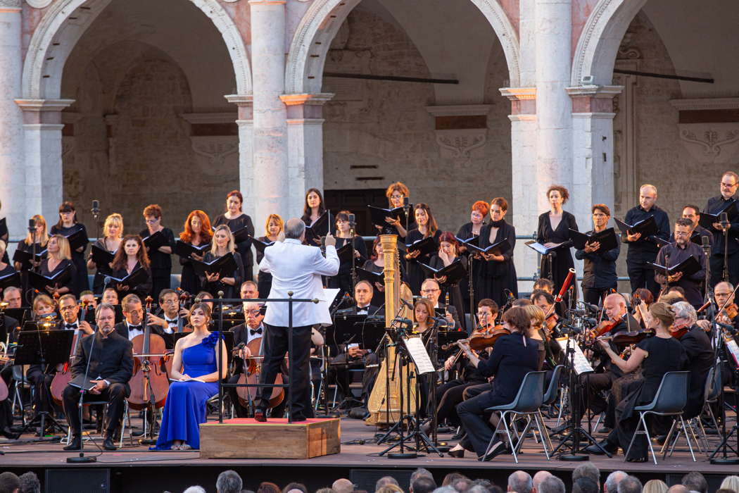 'The Passion of Ramakrishna' by Philip Glass: Peter Harvey and Maria Stella Maurizi with Iván Fischer and the Budapest Festival Orchestra and the chorus of the Accademia Nazionale di Santa Cecilia. Photo © 2022 Andrea Veroni