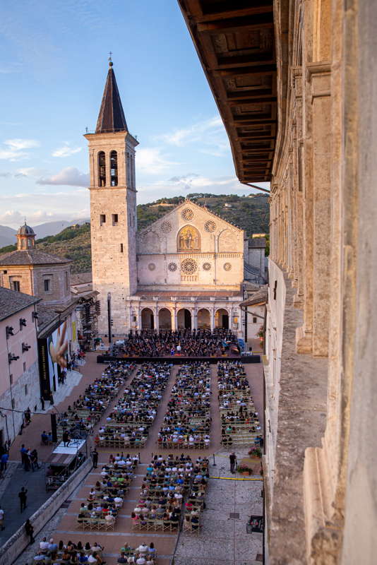The scene in Spoleto where Iván Fischer conducts the Budapest Festival Orchestra and the chorus of the Accademia Nazionale di Santa Cecilia. Photo © 2022 Andrea Veroni