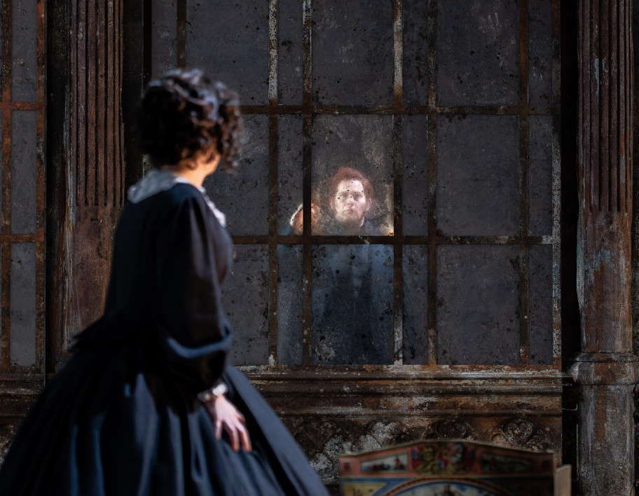 The Governess's first close encounter with the (to her) horrifying ghost of Peter Quint in Garsington Opera's chilling 'The Turn of the Screw'. Photo © 2022 Julian Guidera