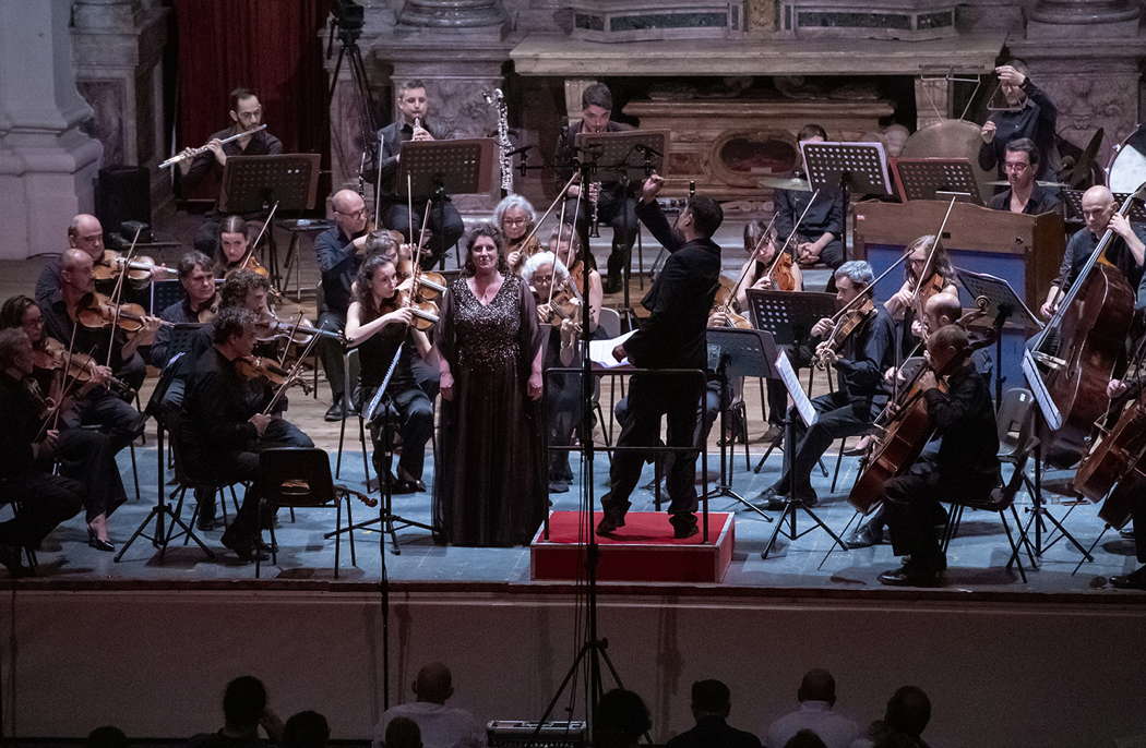 Sarah Wegener and colleagues performing the Mahler's Fourth Symphony with conductor Yoichi Sugiyama. Photo © 2022 Roberto Testi