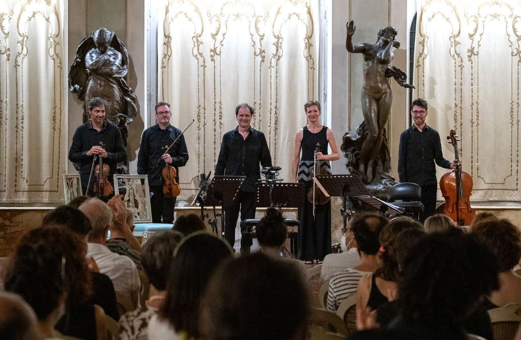 Applause for Giuseppe Ettorre (centre) and Quartetto Prometeo at the end of Dvořák's String Quintet No 2. Photo © 2022 Roberto Testi