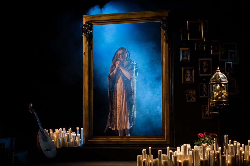 The painting of Marie comes to life in Longborough Festival Opera's staging of Korngold's 'Die tote Stadt'. Photo © 2022 Matthew Williams-Ellis