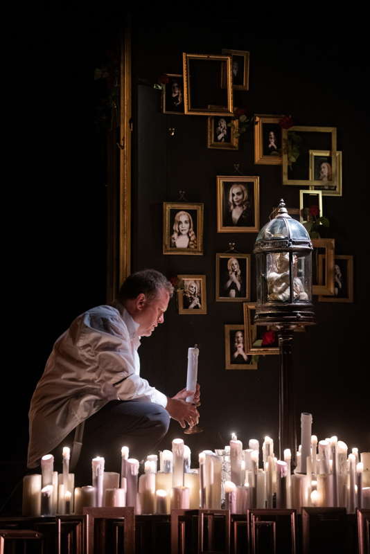 Candles for a shrine. Paul (Peter Auty) commemorates his dead wife Marie in Longborough Festival Opera's staging of Korngold's 'Die tote Stadt'. Photo © 2022 Matthew Williams-Ellis