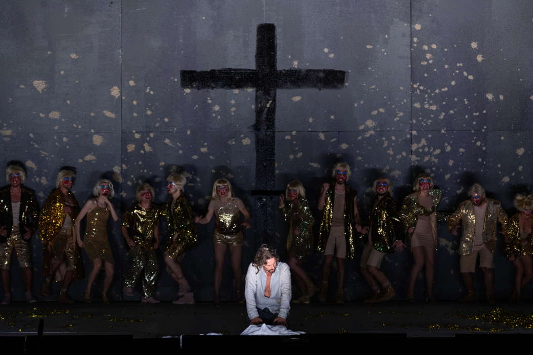 Markus Werba as the celebrant, with street chorus in Teatro dell'Opera di Roma's production of Leonard Bernstein's 'Mass'. Photo © 2022 Fabrizio Sansoni