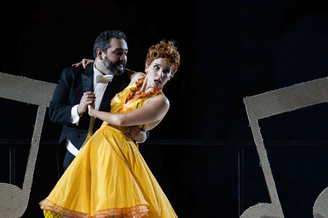 René Barbera as Almaviva and Cecilia Molinari as Rosina in Rossini's 'Il barbiere di Siviglia'. Photo © 2022 Fabrizio Sansoni