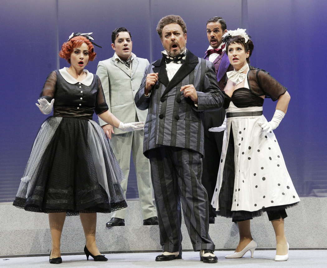 Martiniana Antonie as Doralice, Pietro Adaini as Alberto, Carlo Lepore as Don Pomponio Storione, Giorgio Caoduro as Filippo and Maria Grazia Schiavo as Lisetta in Rossini's 'La gazzetta' at the Rossini Opera Festival in Pesaro. Photo © 2022 Amati Bacciardi