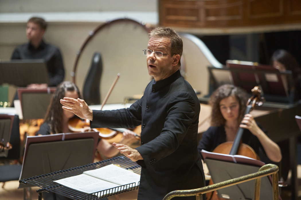 Antony Hermus conducting the Orchestra of Opera North in Gluck's 'Orfeo ed Euridice'. Photo © 2022 Justin Slee
