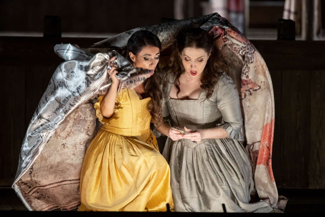 Josè Maria Lo Monaco as Dorabella and Ana Maria Labin as Fiordiligi in Ravenna Autumn Trilogy's 'Così fan tutte'. Photo © 2022 Fabrizio Zani