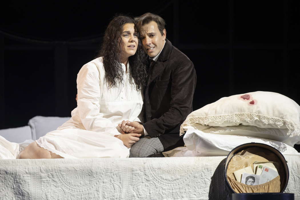 Alison Langer as Violetta Valéry and Nico Darmanin as Alfredo Germont in Verdi's 'La traviata'. Photo © 2022 Richard H Smith