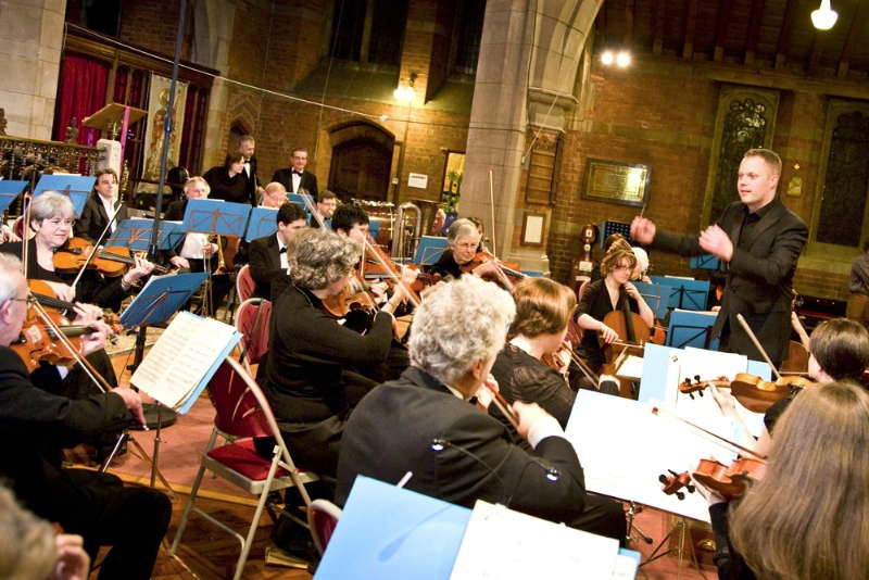 Keith Slade conducting the Worcestershire Symphony Orchestra
