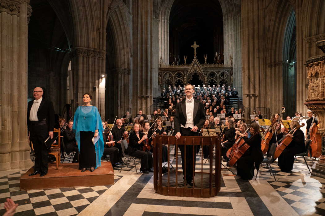 From left to right: Andrew Mayor, Sarah Fox and Samuel Hudson with, behind, Meridian Sinfonia and Worcester Festival Choral Society in Worcester Cathedral on 26 November. Photo © 2022 Michael Whitefoot