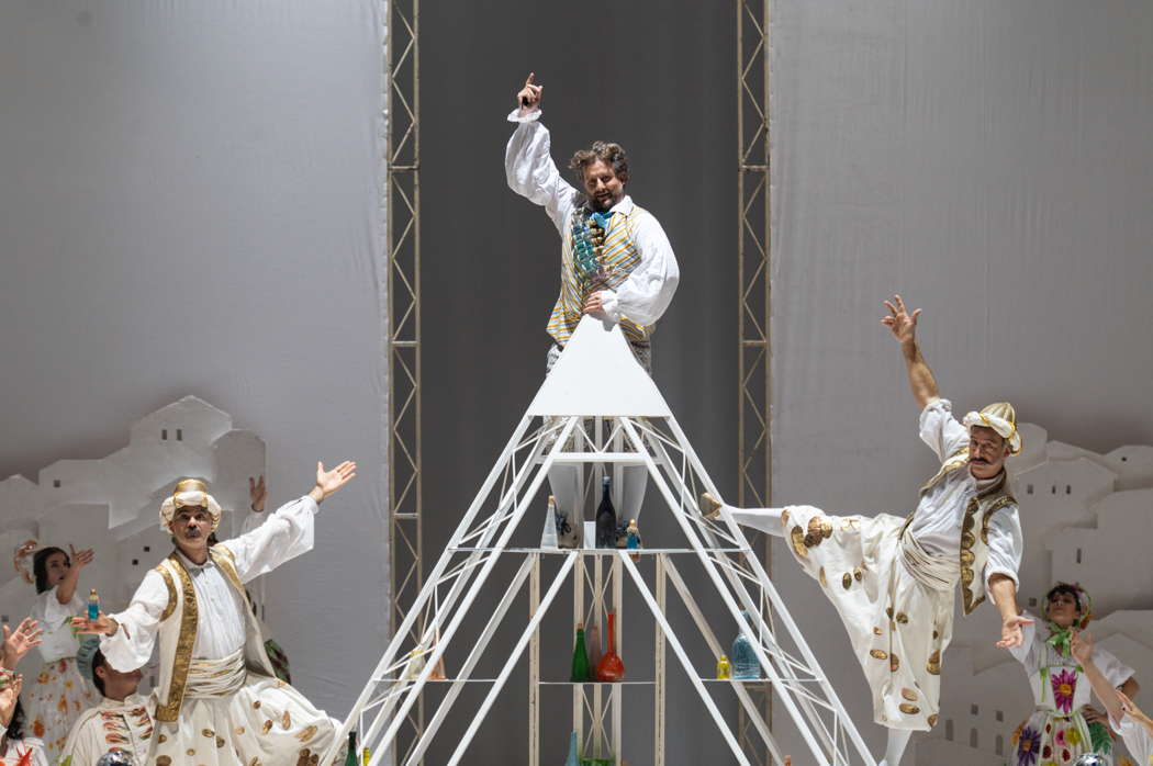 Simone Del Savio as Dulcamara in Donizetti's 'L'elisir d'amore' at Teatro dell'Opera di Roma. Photo © 2023 Fabrizio Sansoni