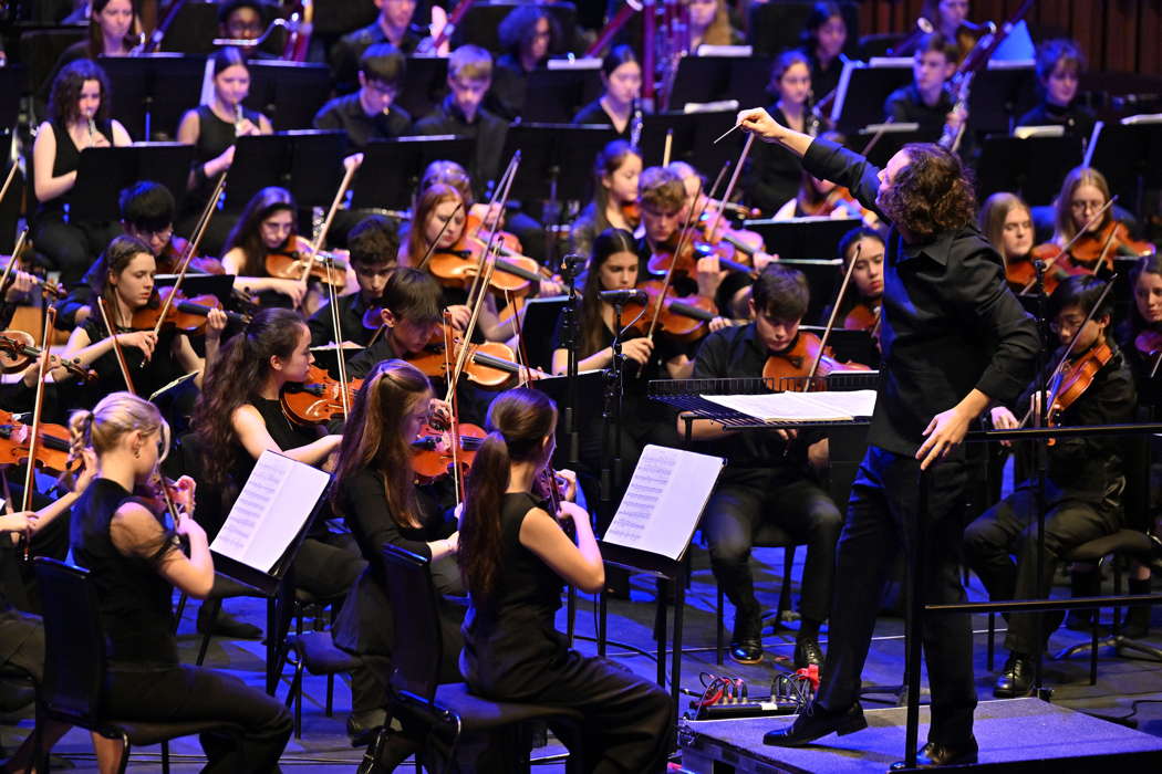 Alexandre Bloch conducting the National Youth Orchestra of Great Britain