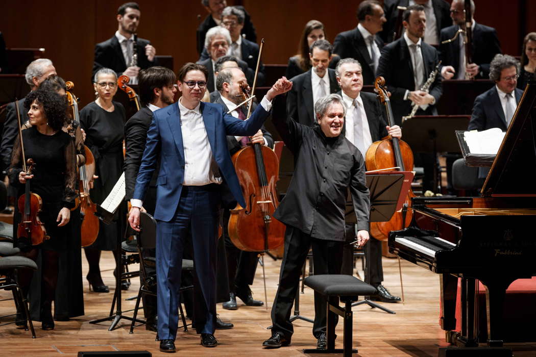 Víkingur Ólafsson with Antonio Pappano and members of the orchestra of the Accademia Nazionale di Santa Cecilia after the performance of Ravel's Concerto in G on 19 January 2023. Photo © 2023 Riccardo Musacchio