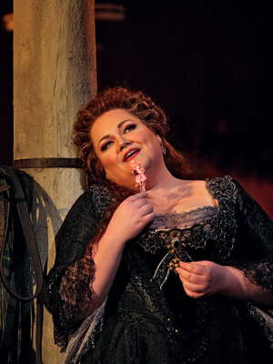 Stephanie Blythe as Eduige in Handel's 'Rodelinda' at New York Metropolitan Opera. Photo © 2014 Ken Howard