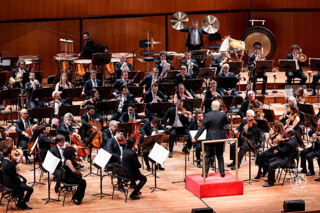 Thomas Adès conducting the Orchestra dell'Accademia Nazionale di Santa Cecilia in Rome. Photo © 2023 Musacchio, Ianniello & Pasqualini