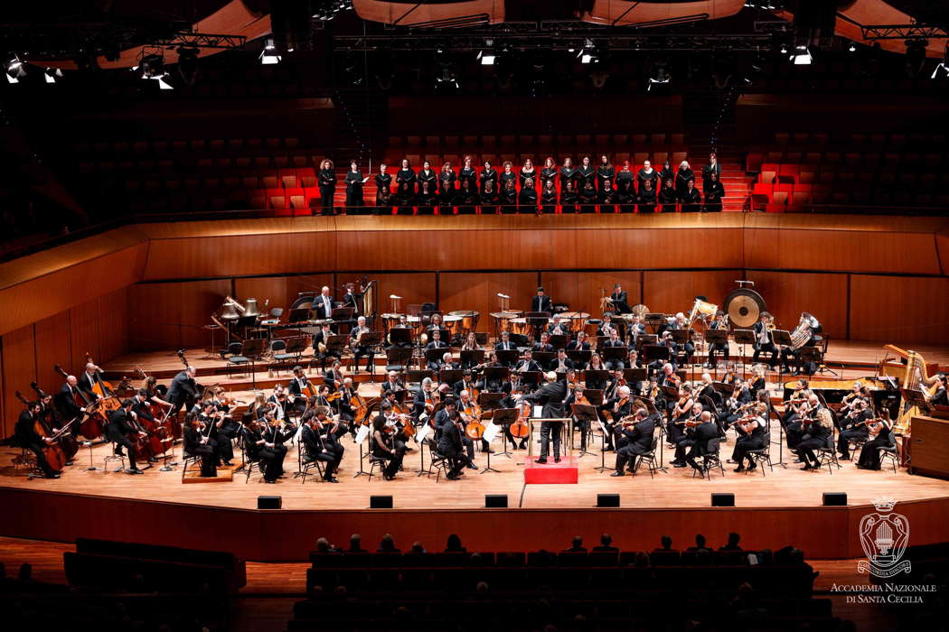 Thomas Adès conducting the Orchestra e Coro dell'Accademia Nazionale di Santa Cecilia at the Parco della Musica Auditorium in Rome. Photo © 2023 Musacchio, Ianniello & Pasqualini