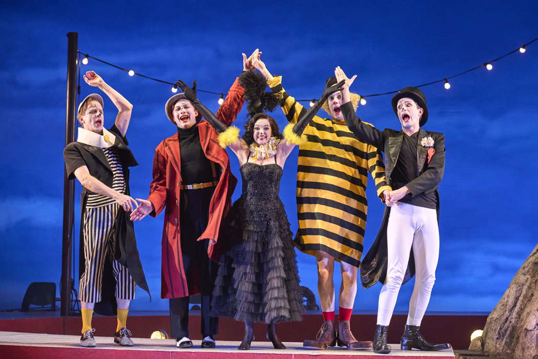 From left to right: Adrian Dwyer as Brighella, Dominic Sedgwick as Harlequin, Jennifer France as Zerbinetta, John Savournin as Truffaldino and Alex Banfield as Scaramuccio in Opera North's 'Ariadne auf Naxos'. Photo © 2023 Richard H Smith