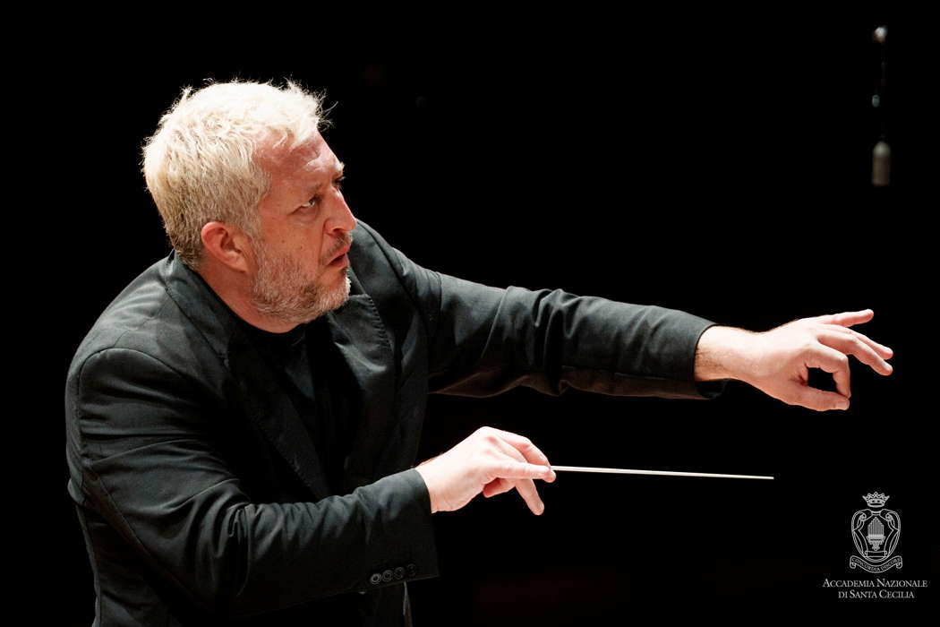 Thomas Adès conducting in Rome. Photo © 2023 Musacchio, Ianniello & Pasqualini