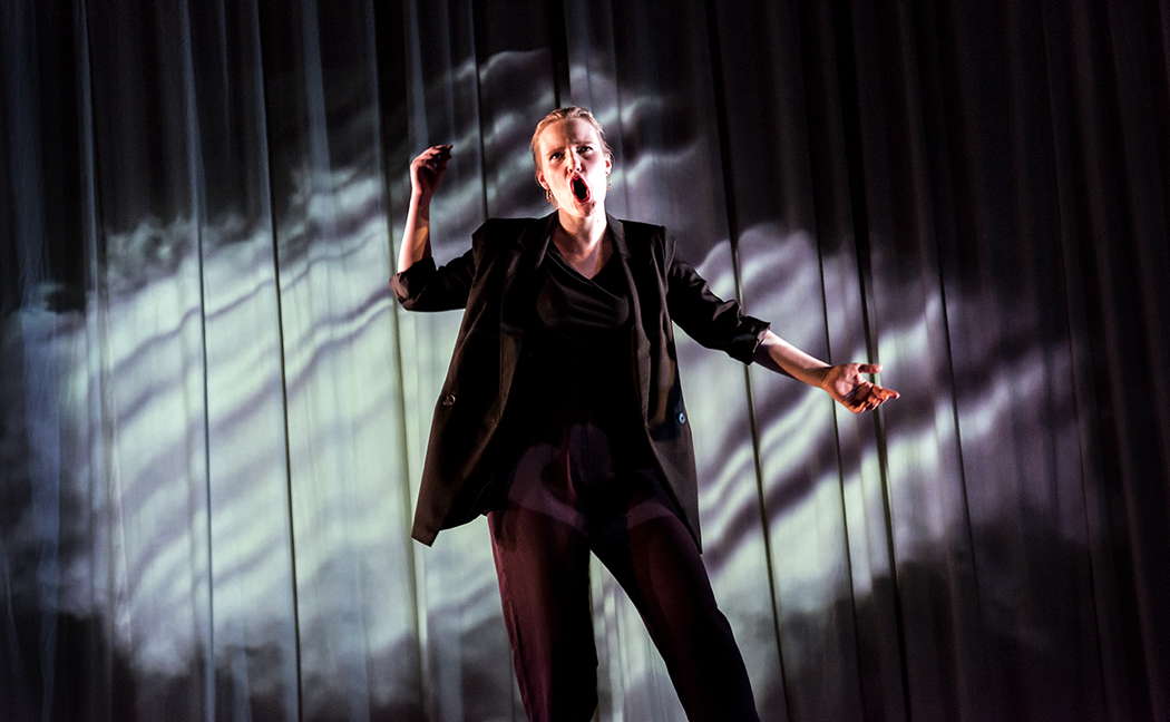 Agrippina (Astrid Joos) explodes into violent action, with Douglas Baker's threatening seascape behind her. Photo © 2023 Laurent Compagnon