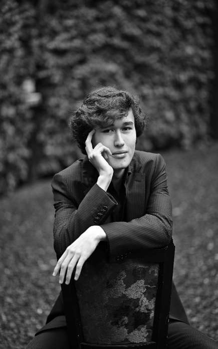 Daniel Lozakovich. Photo © Sasha Gusov