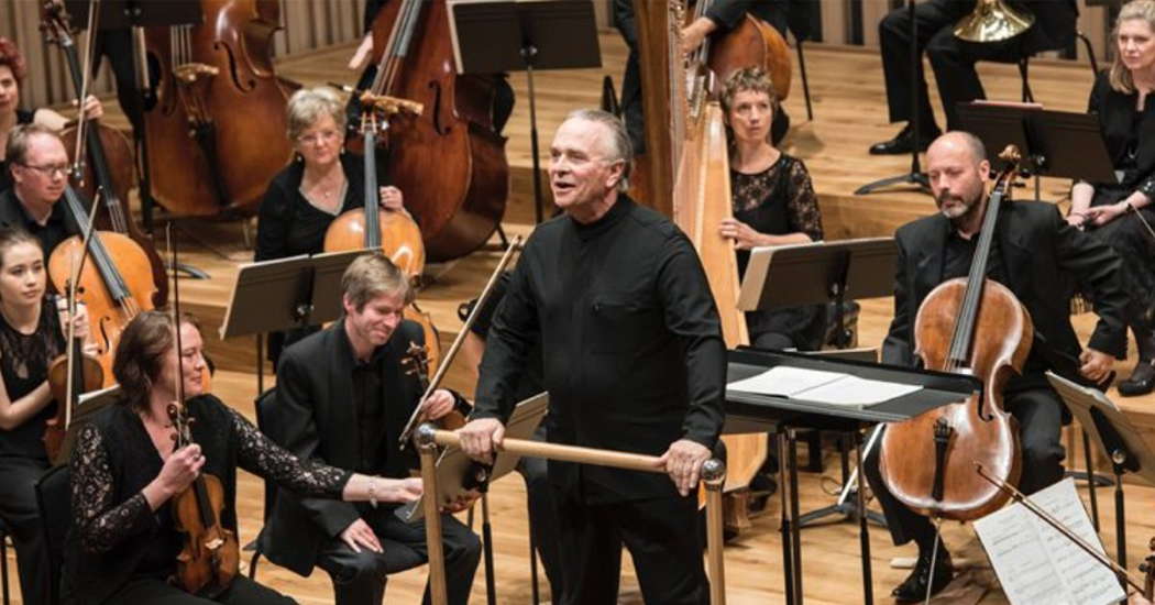 Mark Elder and members of the Hallé Orchestra