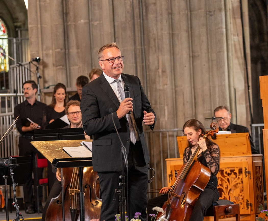 Christopher Monks introduces Scarlatti with his sizzling Armonico Consort. Photo © 2024 Dale Hodgetts