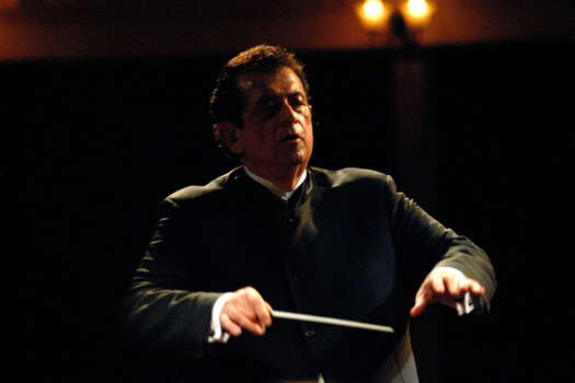 Peter Tiboris (1947-2024) conducting in Syros, Greece. Photo © 2007 Haris Papadimitrakopoulos