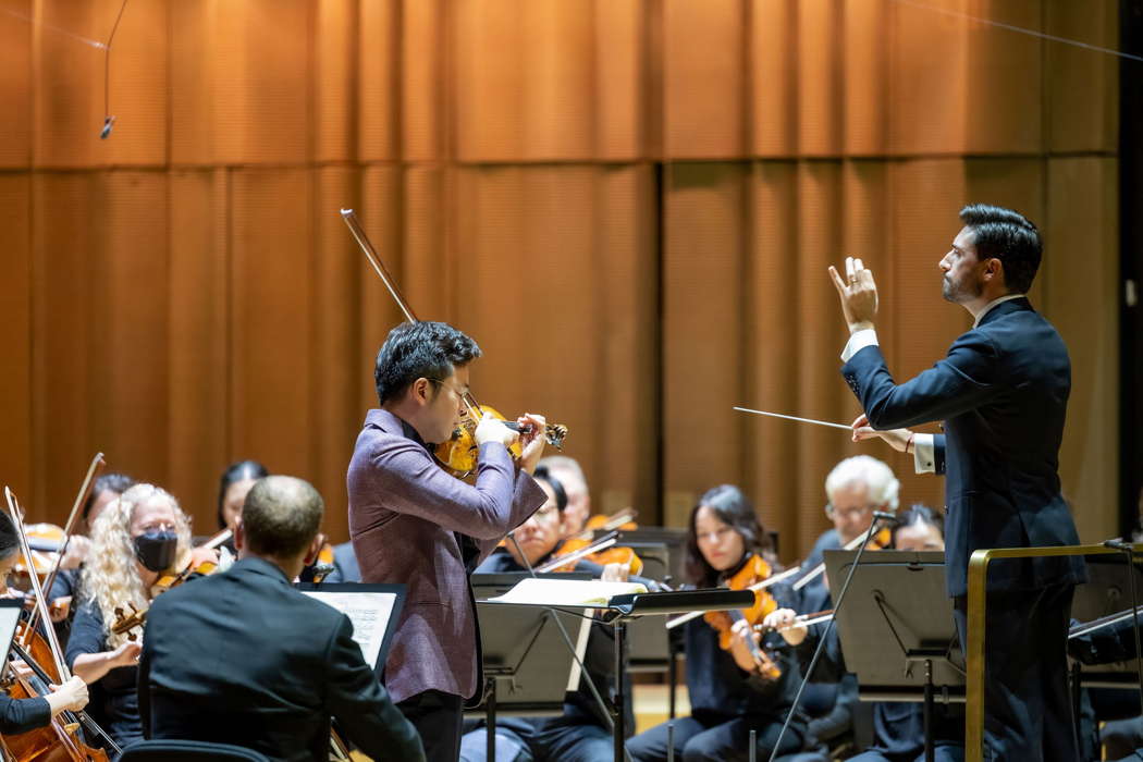 Paul Huang playing Bruch, accompanied by Antonio Méndez conducting the San Diego Symphony Orchestra. Photo © 2024 Jenna Gilmer