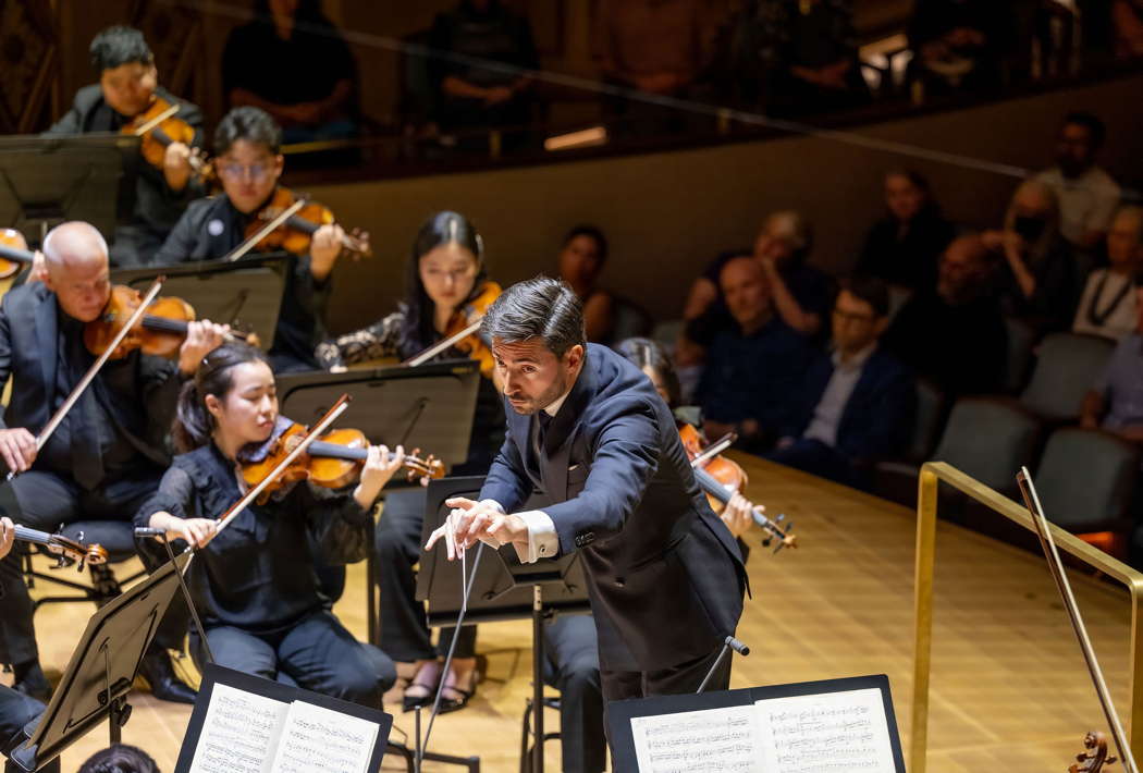 Antonio Méndez conducting the San Diego Symphony Orchestra. Photo © 2024 Jenna Gilmer