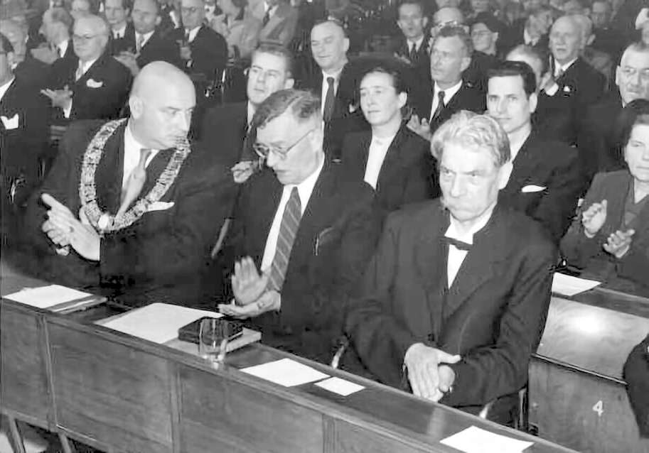 From left to right: Walter Kolb, mayor of Frankfurt, Adolf Grimme and Albert Schweitzer at the 1949 announcement of the founding of the German Academy for Language and Literature in the Paulskirche, Frankfurt, Germany