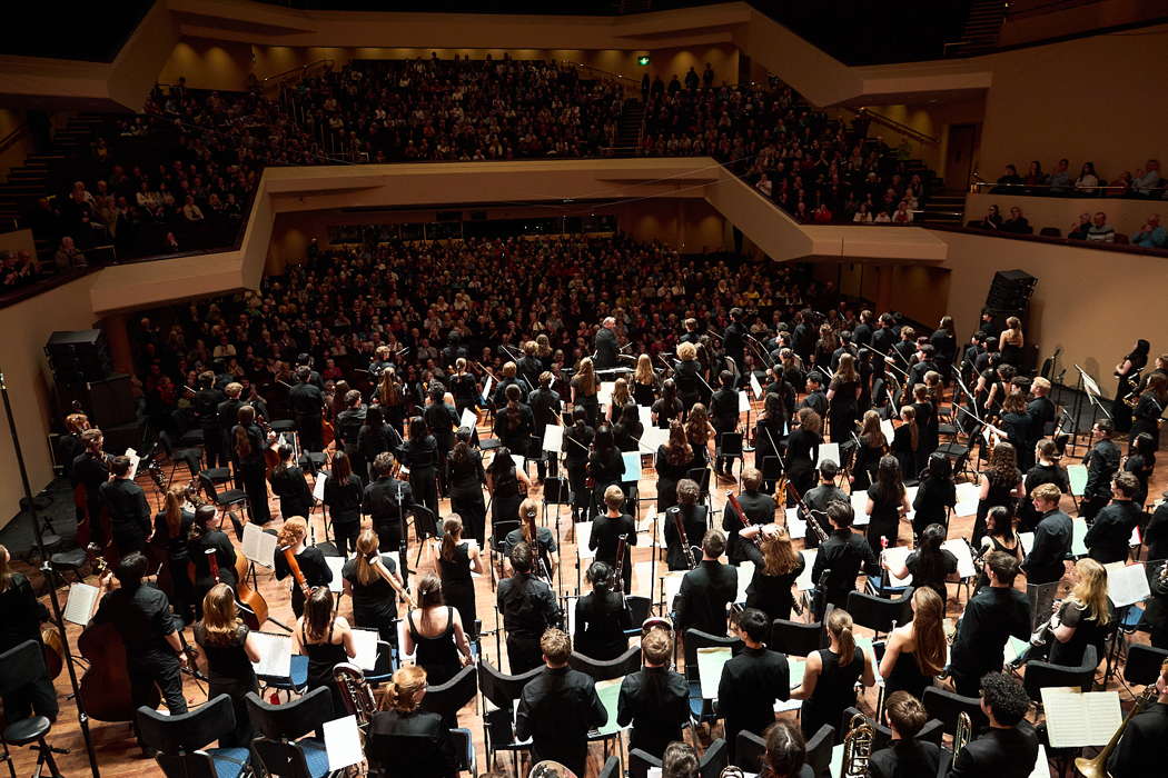 Jaime Martín and the National Youth Orchestra of Great Britain acknowledge applause from the audience