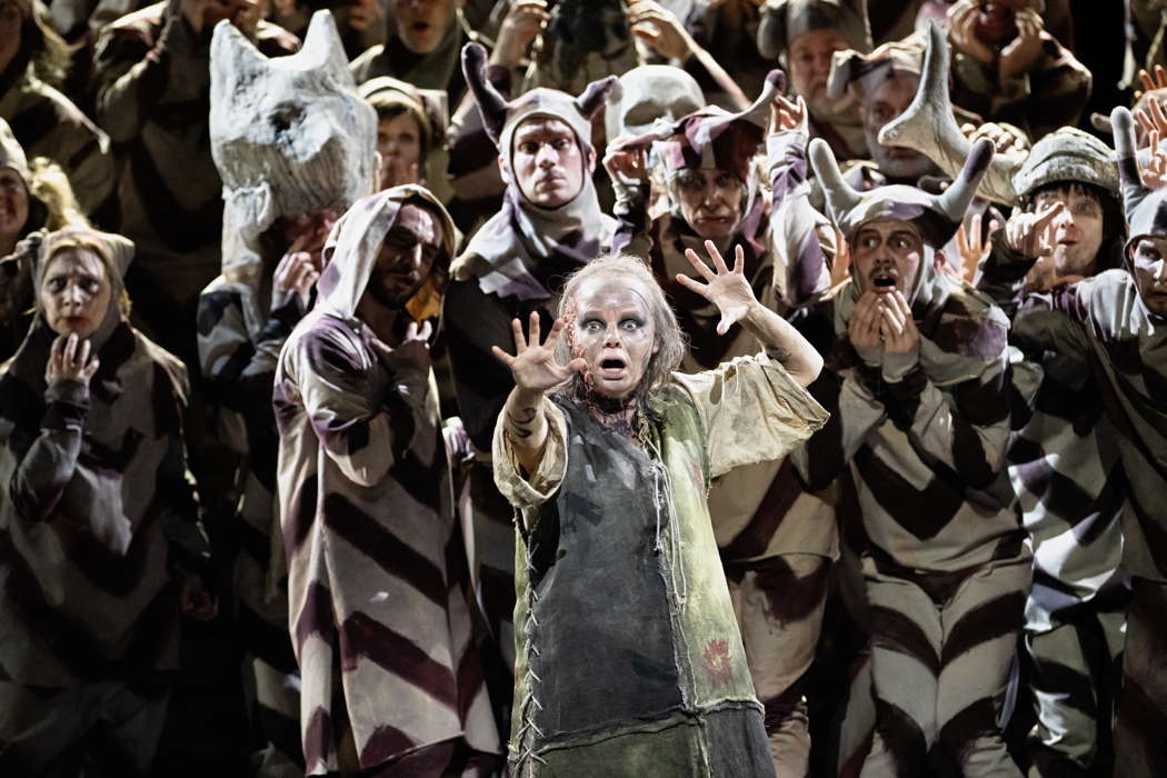Agnieszka Rehlis as Azucena with members of the chorus as gypsies in Adele Thomas' production of Verdi's 'Il Trovatore' for The Royal Opera. Photo © 2025 Camilla Greenwell