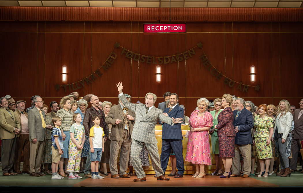 Gerald Finley as Helge (centre) in 'Festen' at Covent Garden. Photo © 2025 Marc Brenner