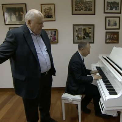 Steve Rosenberg duetting with Mikhail Gorbachev. Photo © 2013 BBC