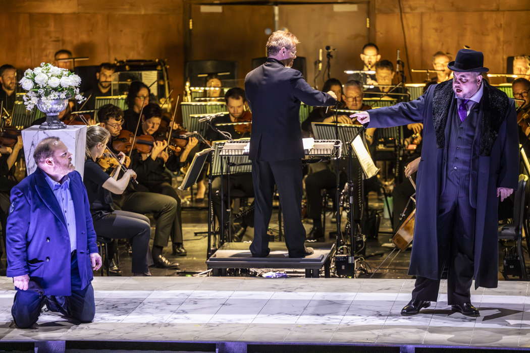 Roland Wood as Simon Boccanegra (left) with Vazgen Gazaryan as Jacopo Fiesco (right) and the Orchestra of Opera North conducted by Anthony Hermus in Opera North's 'Simon Boccanegra' in Bradford. Photo © 2025 James Glossop